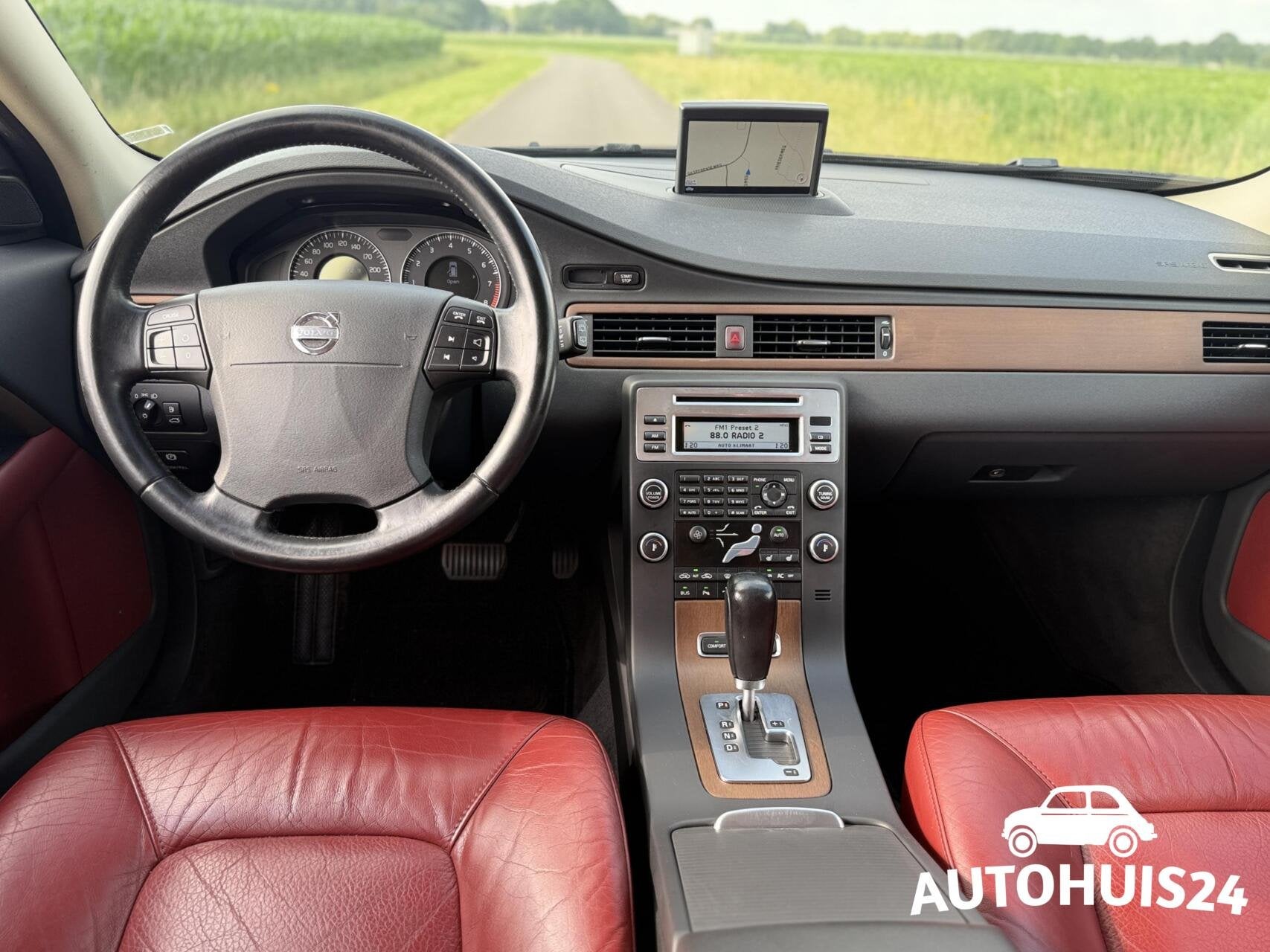 Volvo V70 3.2 Summum TREKHAAK|FOUR-C|XENON|KEYLESS| NL-AUTO, Auto's, 238 pk, Met garantie (alle), 93 €/maand, 6 cilinders