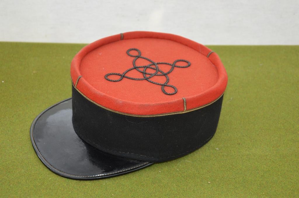 Oude militaire Franse muts/ pots/ pet rood vilt met geborduu, Ophalen of Verzenden, Landmacht, Overige gebieden, Helm of Baret
