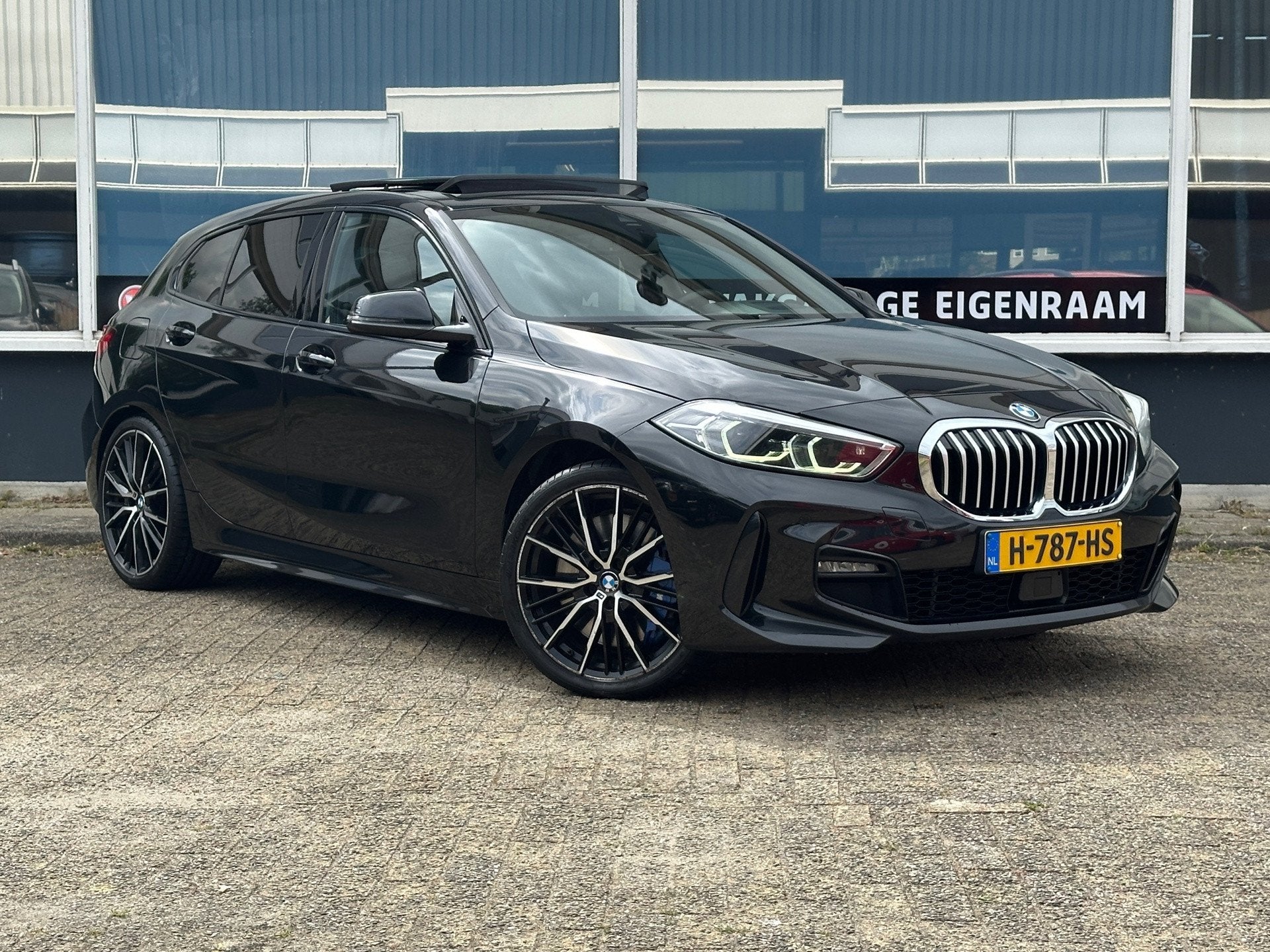 BMW 1-serie 118i M-Sport/PANO/HUD/CAM/VIRTUAL/SFEER/VOL, Auto's, Gebruikt, Zwart, Bedrijf, 3 cilinders