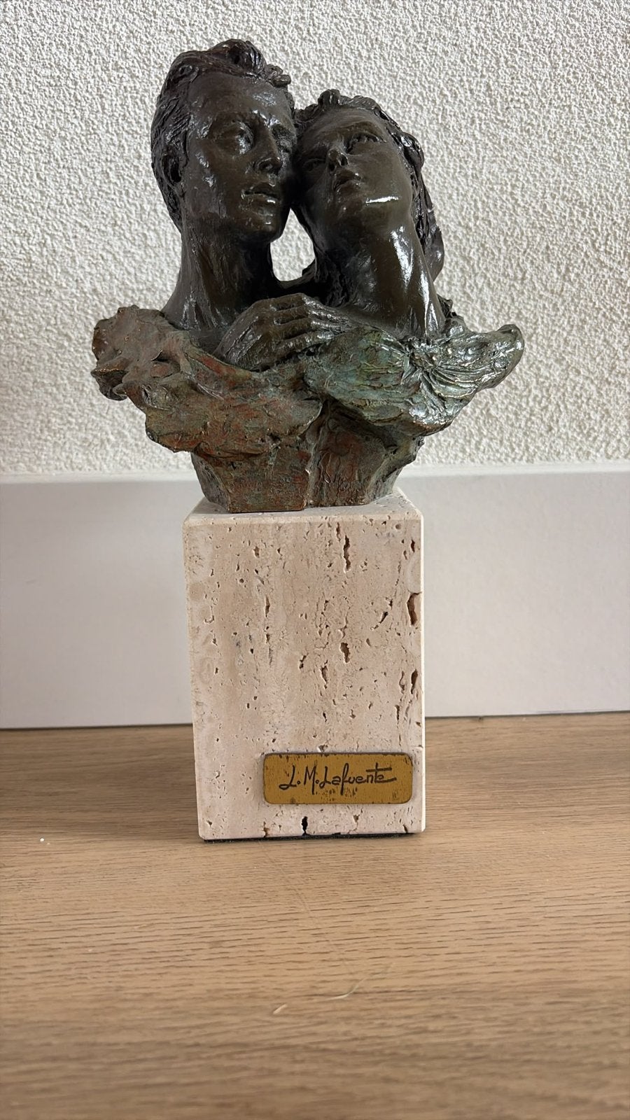Bronzen Beeld 'Omhelzing' op Travertin Sokkel - L.M. Lafuent, Ophalen, Groep mensen, Brons, Beeld