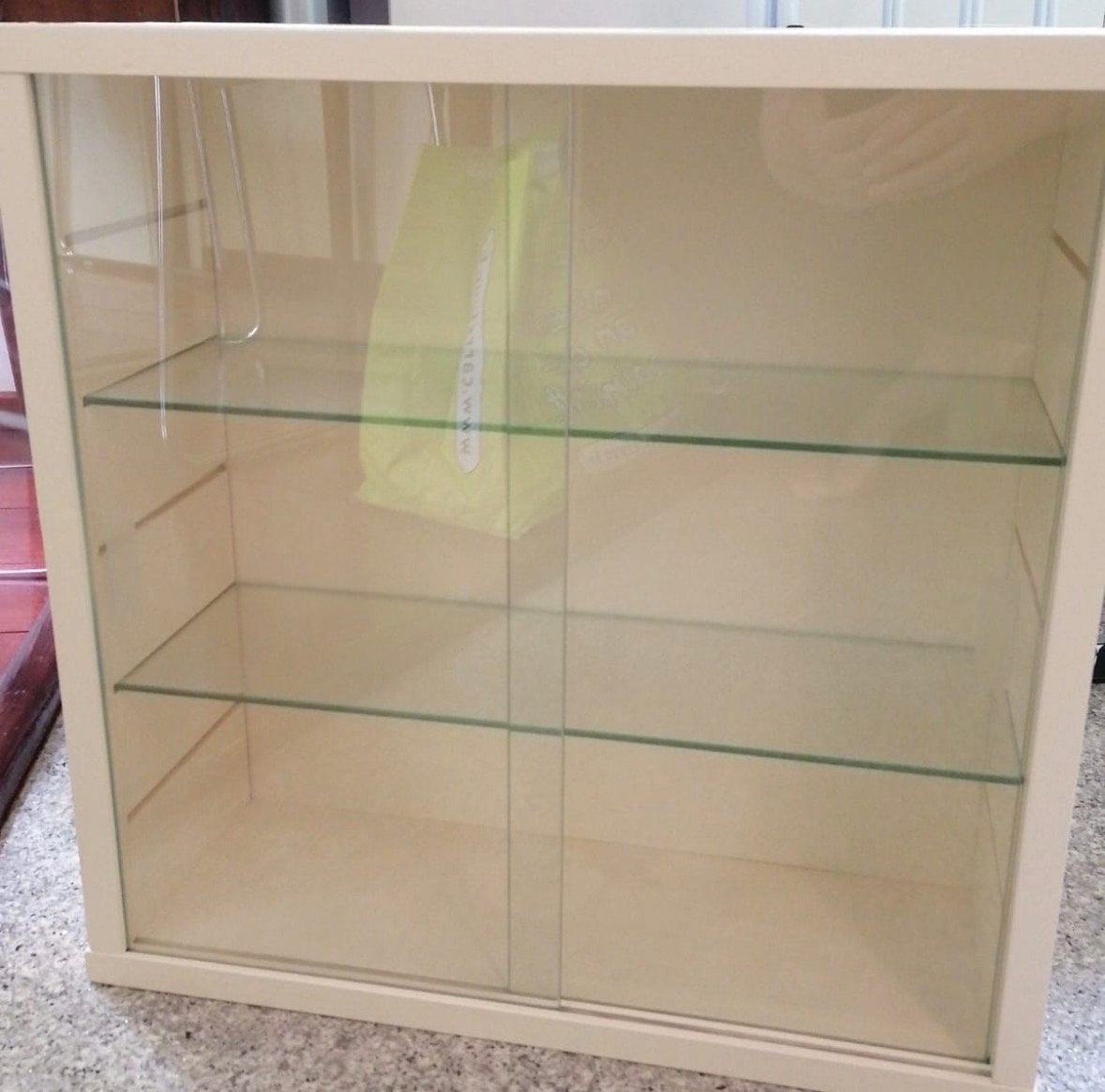 Glazen vitrinekastje met schuifdeuren, Huis en Inrichting, Met plank(en), Gebruikt, Glas, Minder dan 100 cm