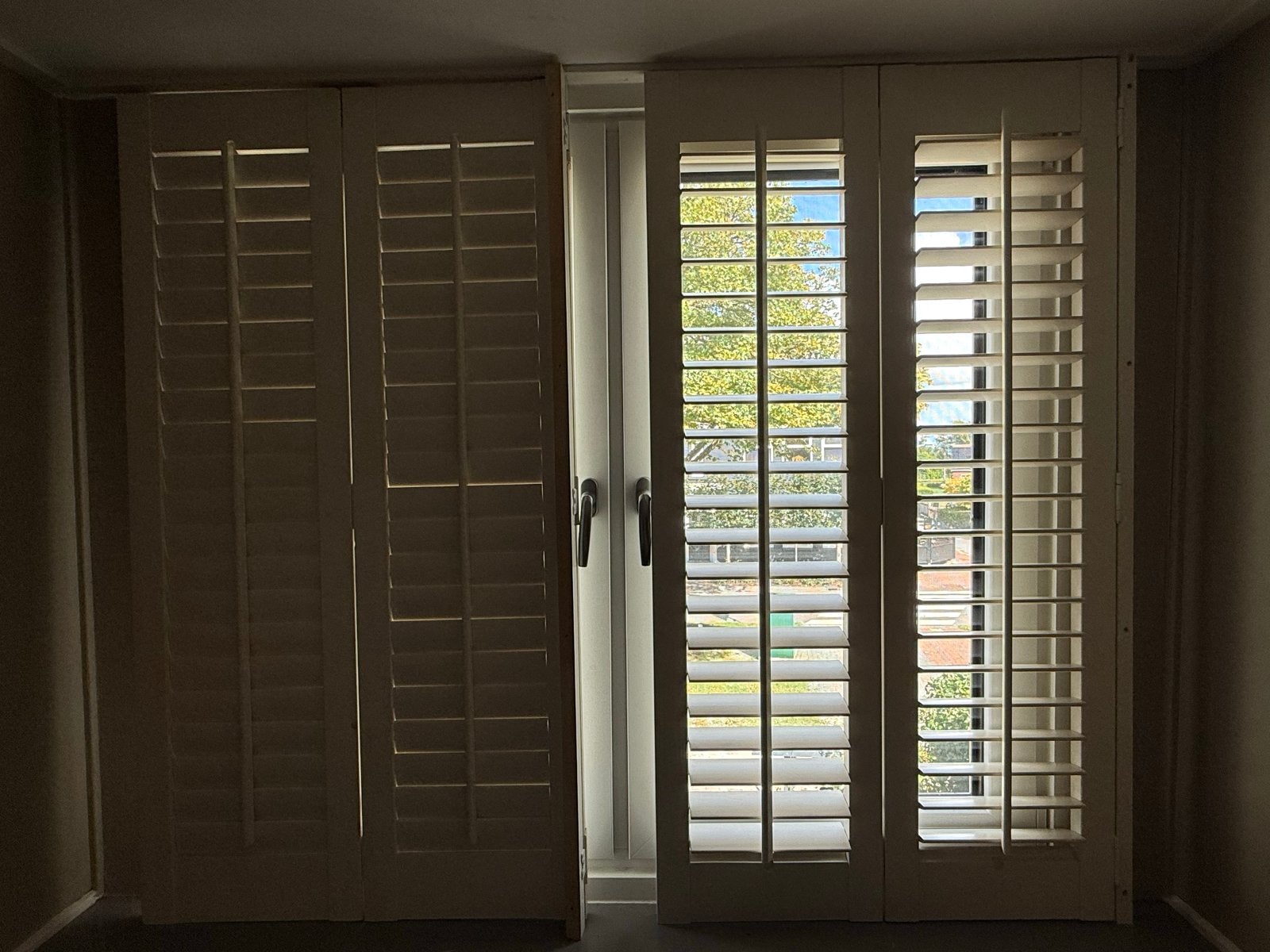 Twee witte shutters, 136x76 cm, voor raambekleding, Ophalen, Gebruikt, Wit, Hout