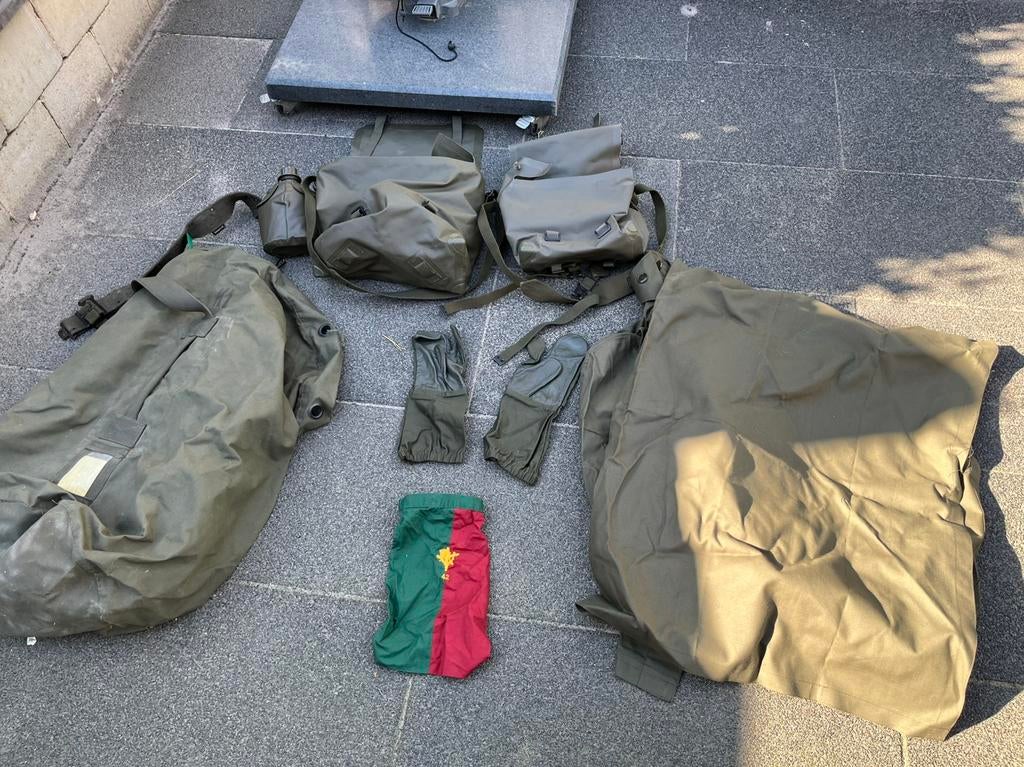 Plunjebaal met tassen , cape veldfles en handschoenen, Ophalen of Verzenden, Landmacht, Nederland, Overige typen