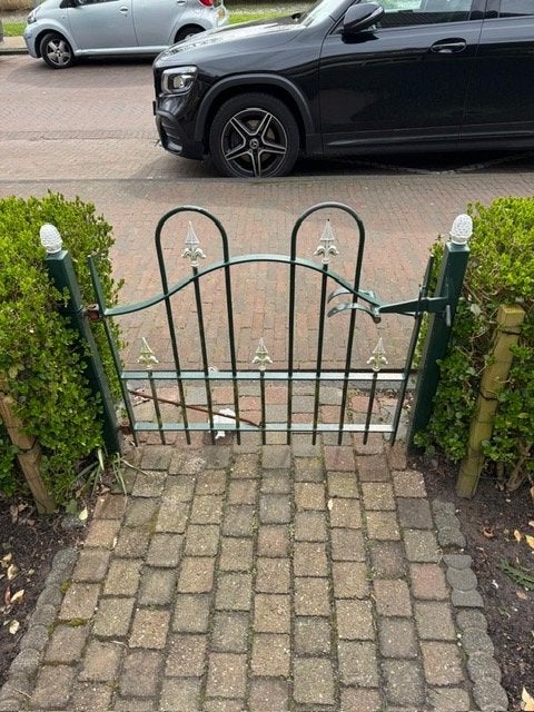 Tuinhekje met 2 paaltjes - H 83 x B 90/105 cm, Ophalen, Met poort, Gebruikt, Tuinhek