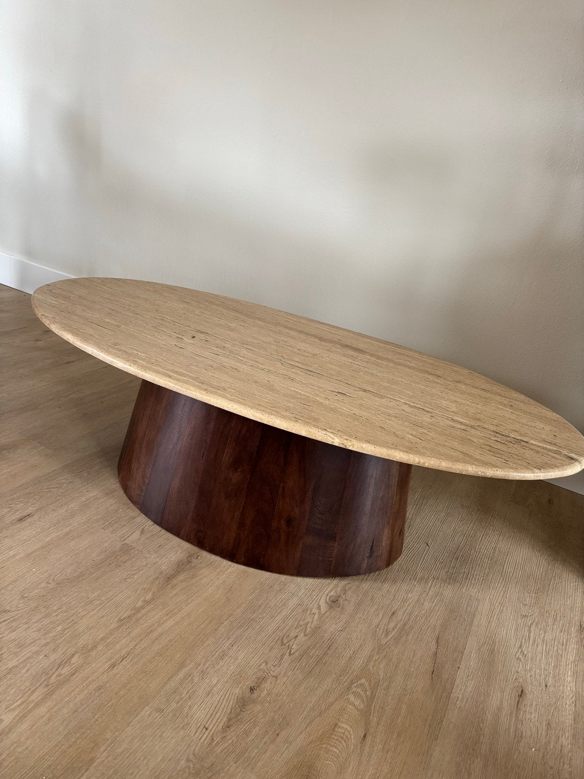 Ovale salontafel met walnoot onderstel en travertin blad, Ophalen, 100 tot 150 cm, Nieuw, 50 tot 100 cm