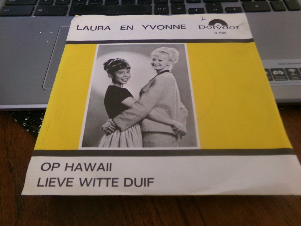 Laura* En Yvonne ‎– Op Hawaii / Lieve Witte Duif - 1965, Ophalen of Verzenden, Gebruikt, Nederlandstalig