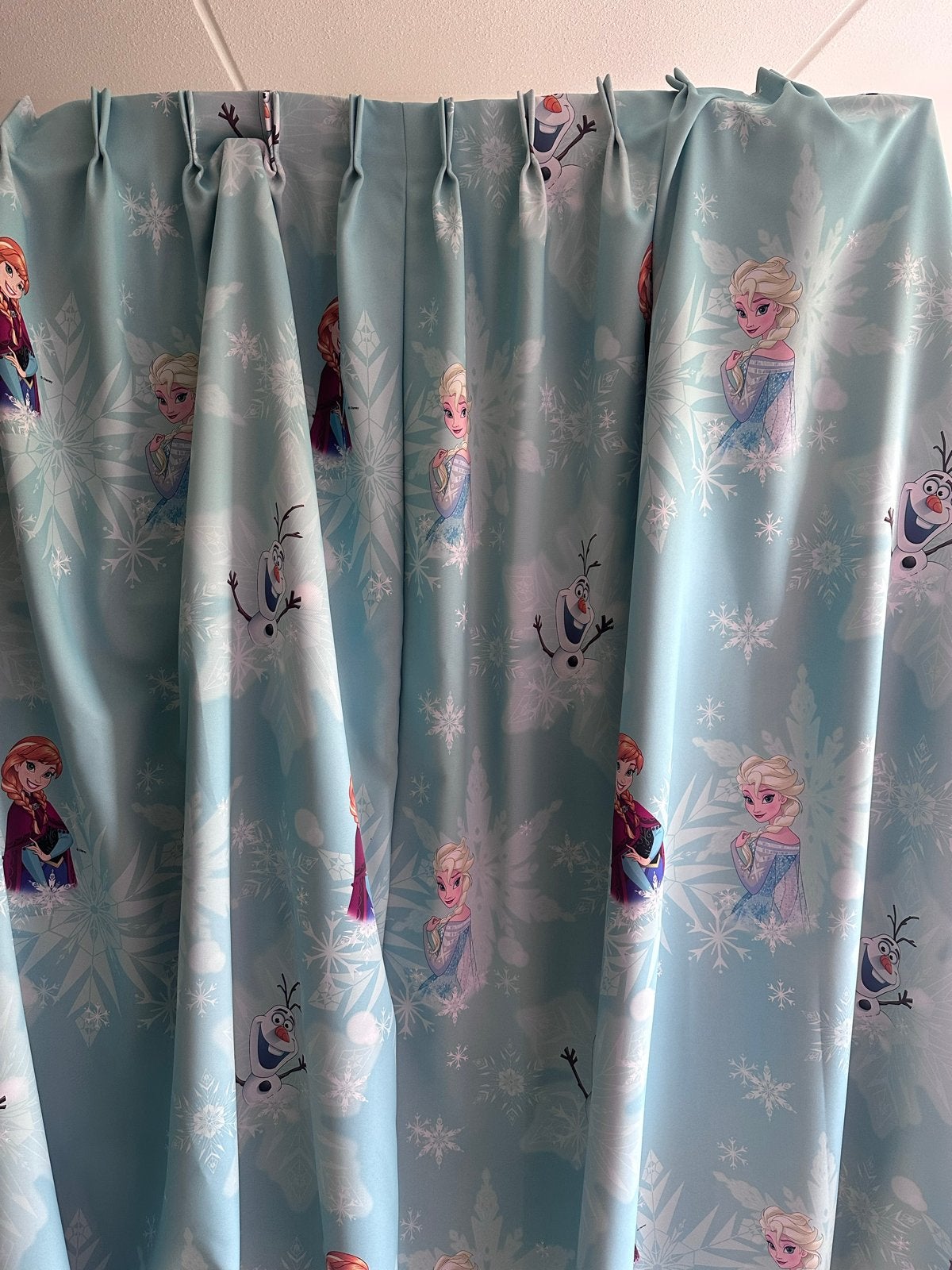 Frozen Elsa en Anna verduisterende gordijnen, Gebruikt, Ophalen of Verzenden, Gordijn, Verduisterend