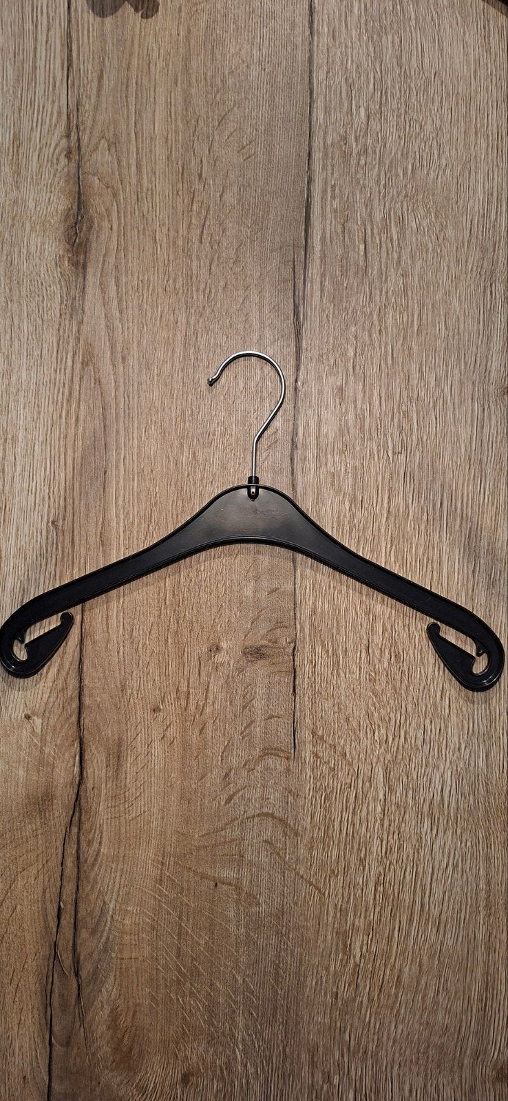 Zwarte kledinghanger met metalen haak, Ophalen of Verzenden, Gebruikt, Kunststof, Kinderen en Volwassenen