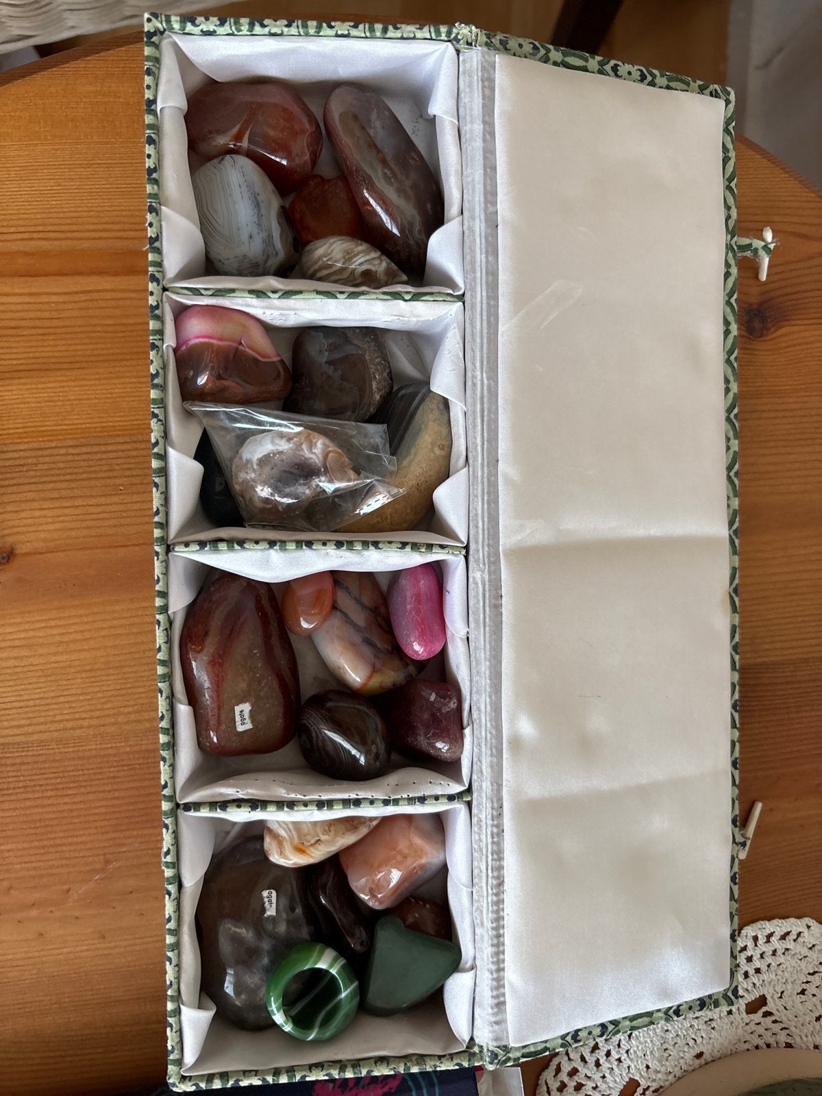 Collectie gepolijste stenen in decoratieve doos, Ophalen, Gebruikt