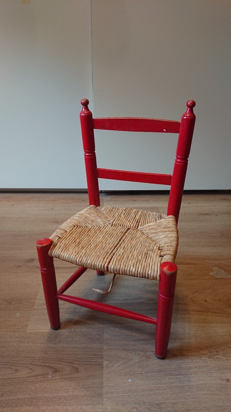 Rood kinderstoeltje met rieten zitting, Ophalen