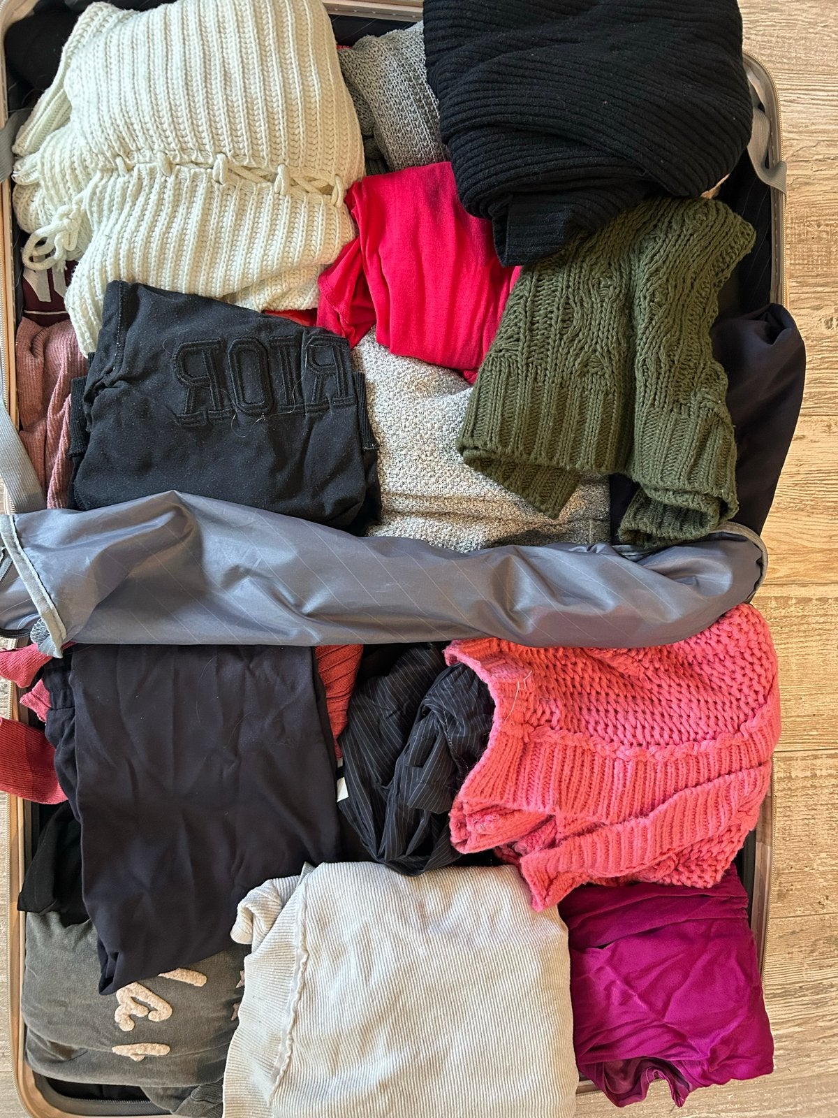 Partij dames kleding inclusief koffer, 60 tot 70 cm, Gebruikt, Hard kunststof, Ophalen of Verzenden