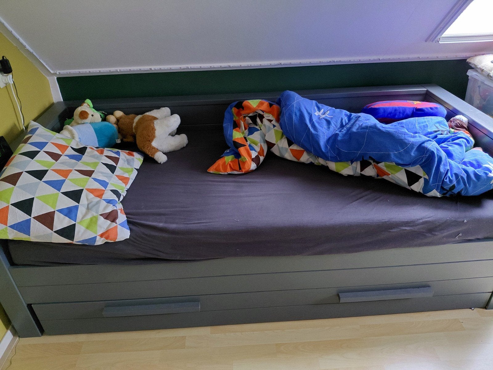 grijze bedbank Dennis Woodd, Kinderen en Baby's, Ophalen, 85 tot 100 cm, Gebruikt, Lattenbodem