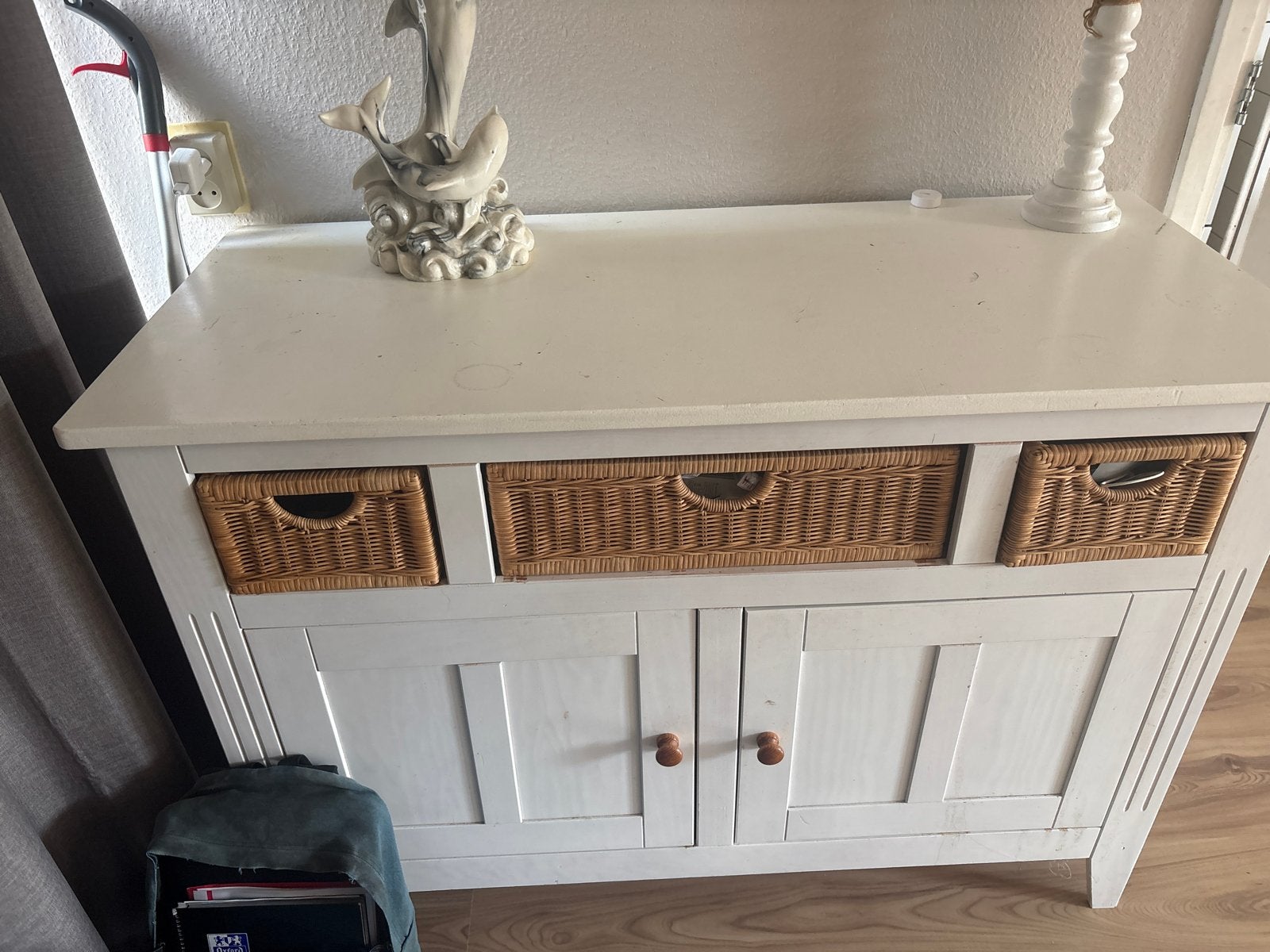 Witte dressoir met rieten manden en deurtjes, Ophalen, Gebruikt, 100 tot 150 cm, Met lade(s)