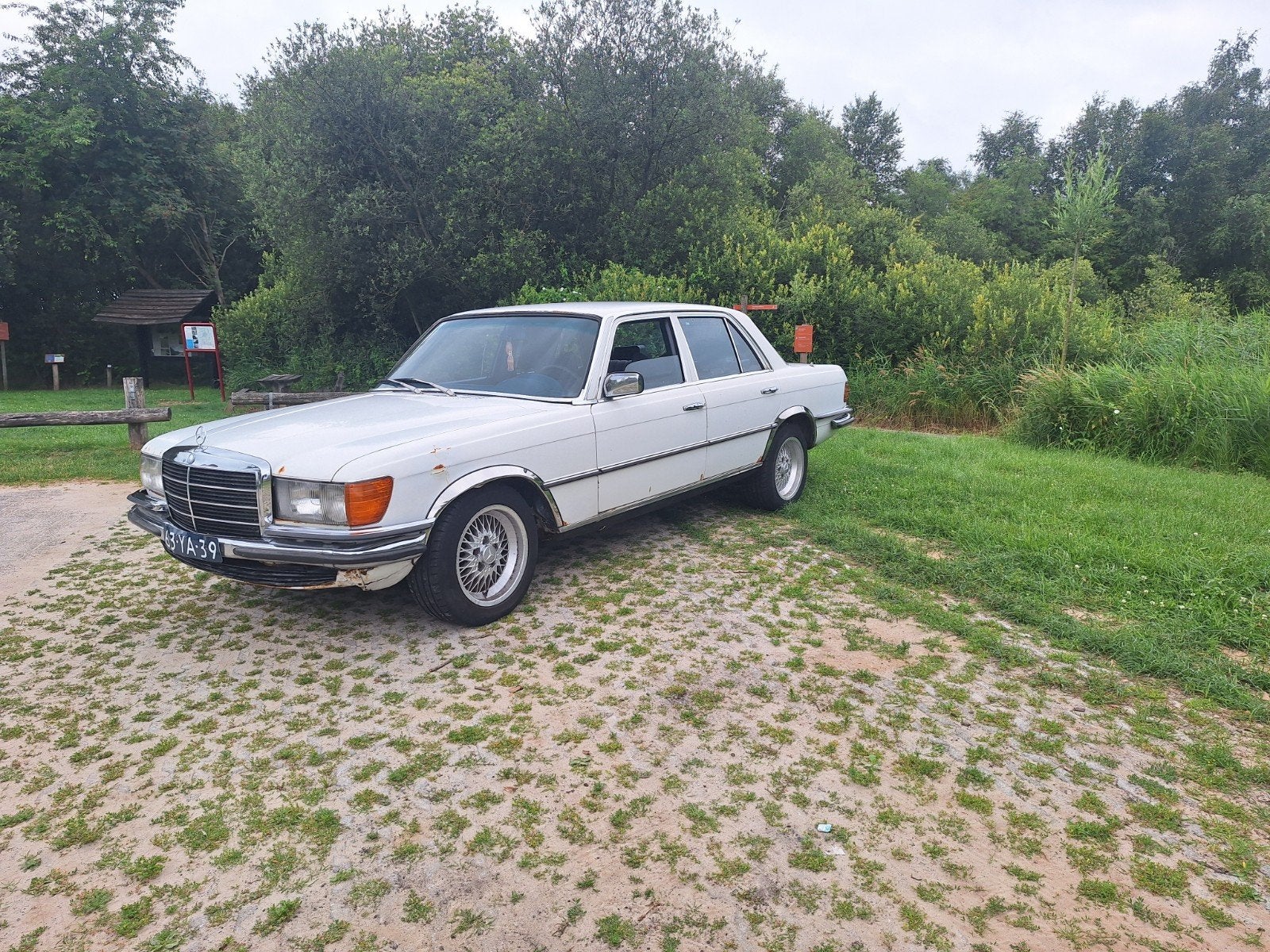 Mercedes-Benz 280s w116 goed rijdend, Auto's, Oldtimers, Automaat, Achterwielaandrijving, Leder en Stof, Wit