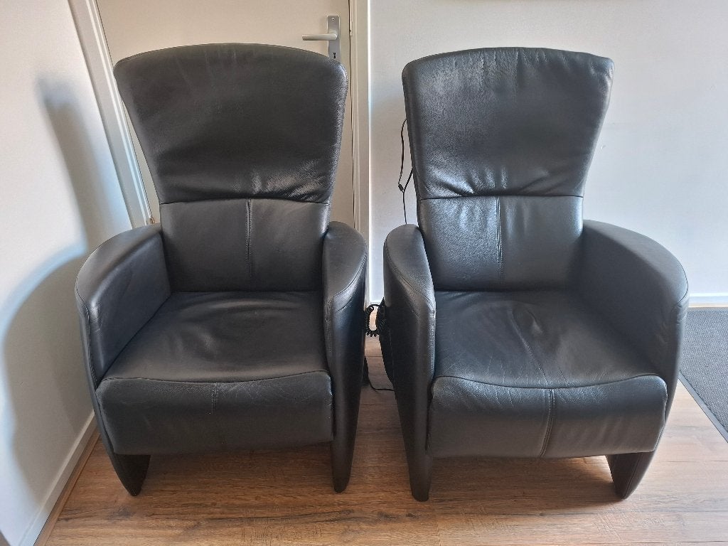 2 Relax fauteuils zwart leder 1 Electrisch/1 handmatig, Huis en Inrichting, Fauteuils, Ophalen, Zo goed als nieuw, Modern, 50 tot 75 cm