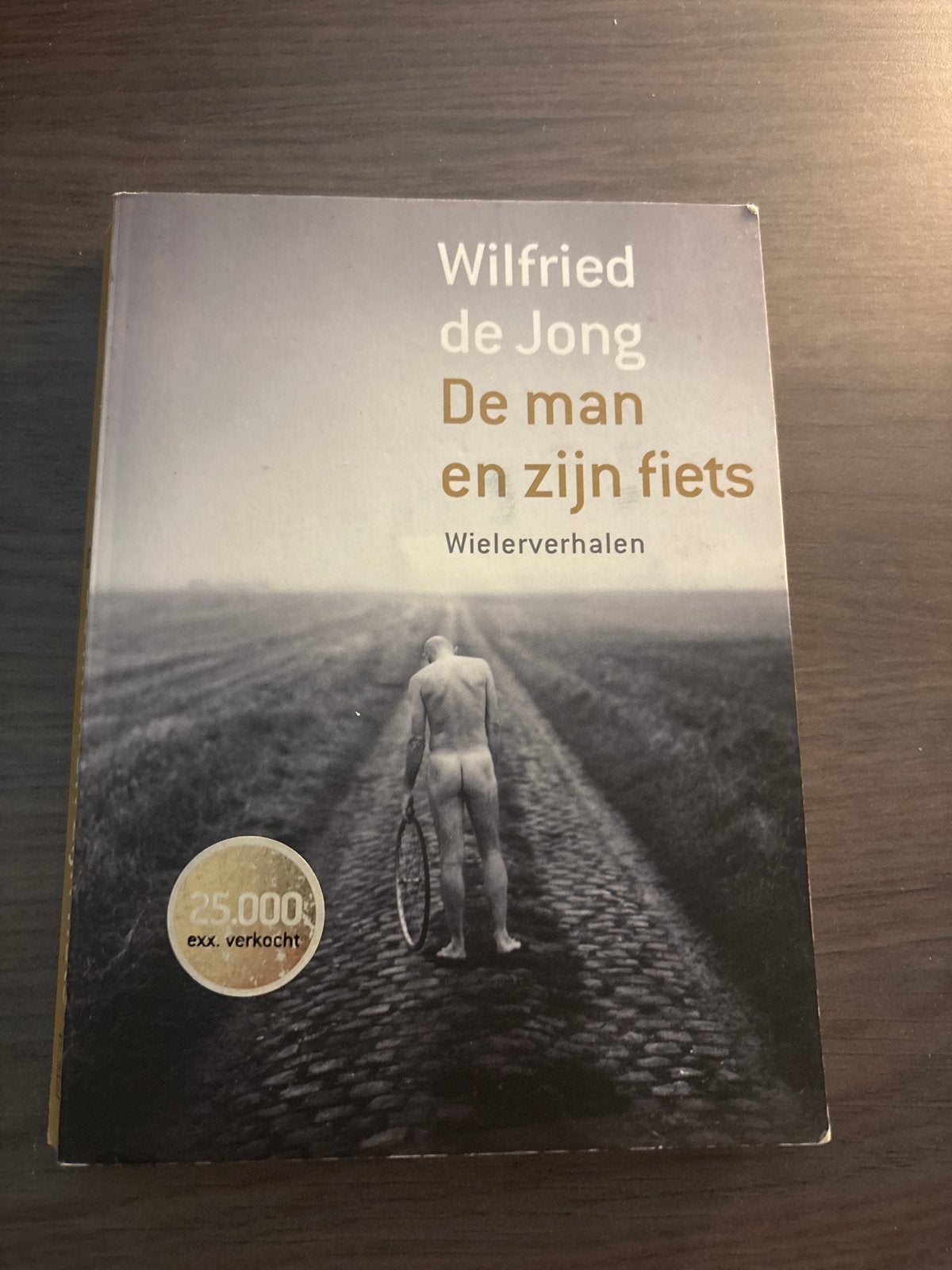 Wilfried de Jong - De man en zijn fiets (Wielerverhalen), Boeken, Sportboeken, Ophalen of Verzenden, Gelezen, Lopen en Fietsen