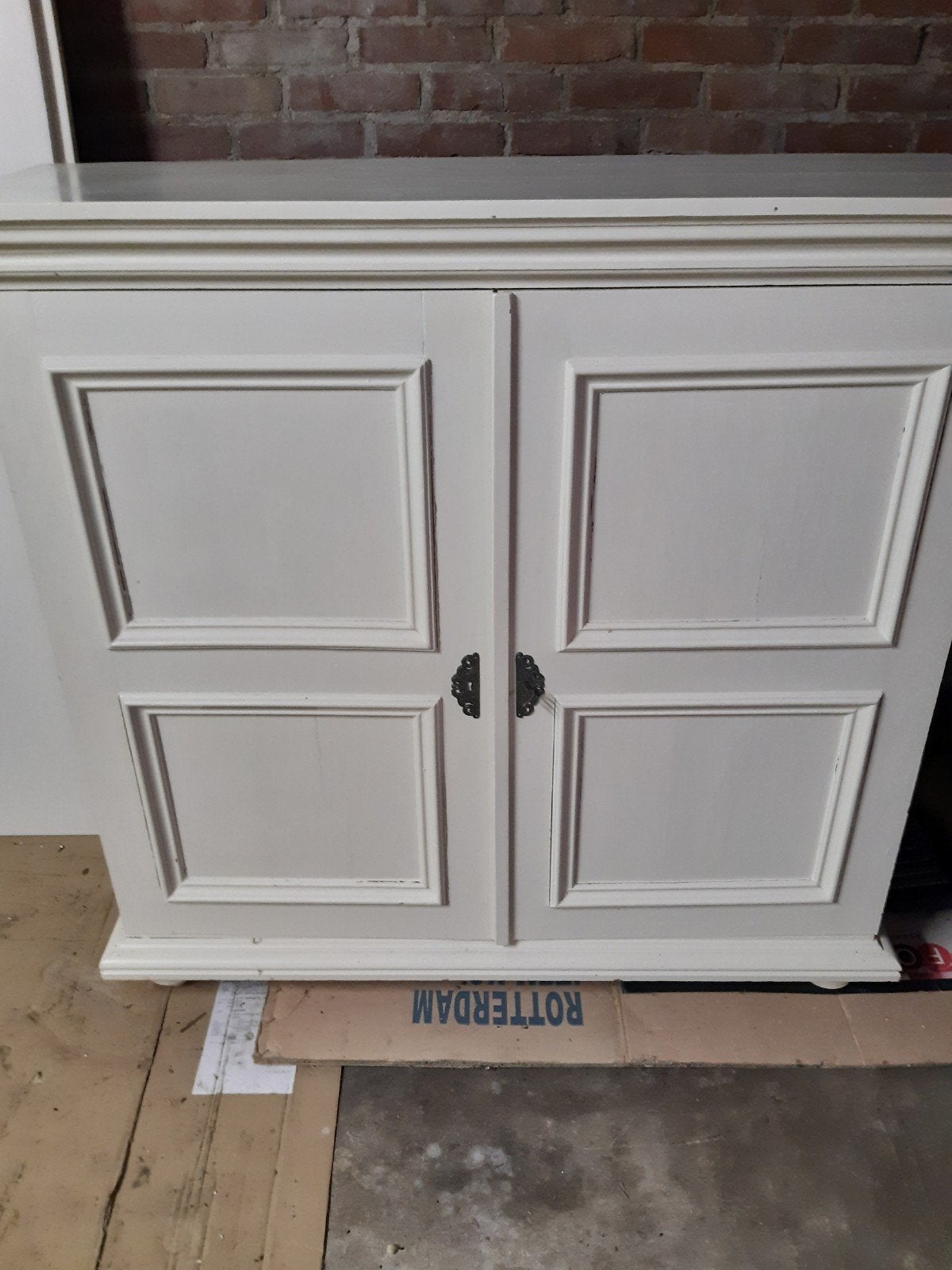 antieke houten wit geverfde  kast met slot en sleutel, Ophalen