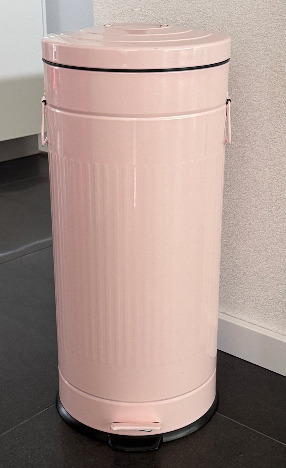 Nieuwe lichtroze pedaalemmer - retro look - 30 liter, Huis en Inrichting, Woonaccessoires | Prullenbakken, Ophalen, 50 – 75, Met pedaal