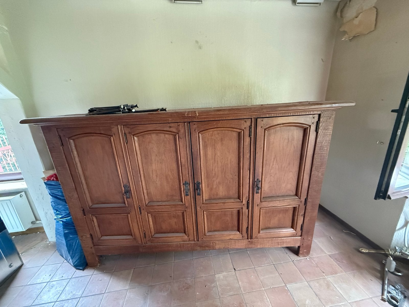 Massief houten dressoir met 4 deuren, Ophalen
