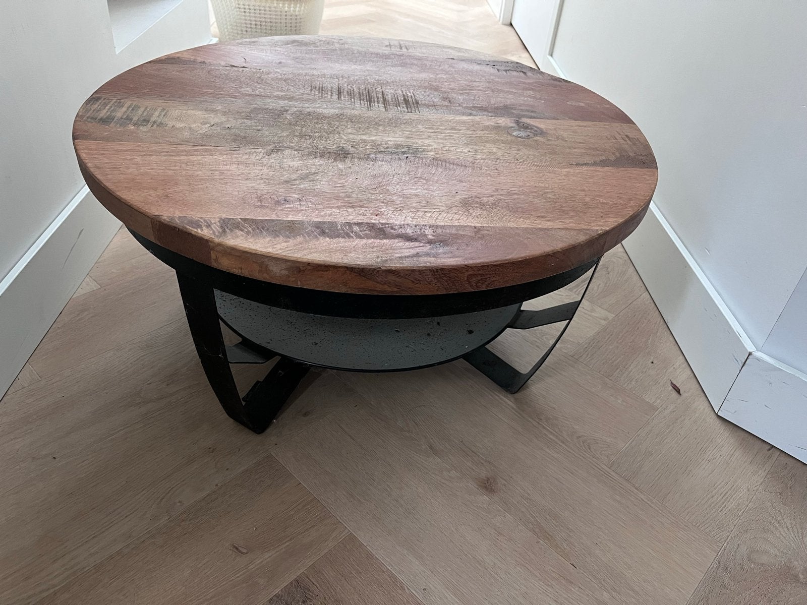Ronde salontafel van mangohout en metaal, Huis en Inrichting, Gebruikt, Rond, 5 – 50, Overige houtsoorten