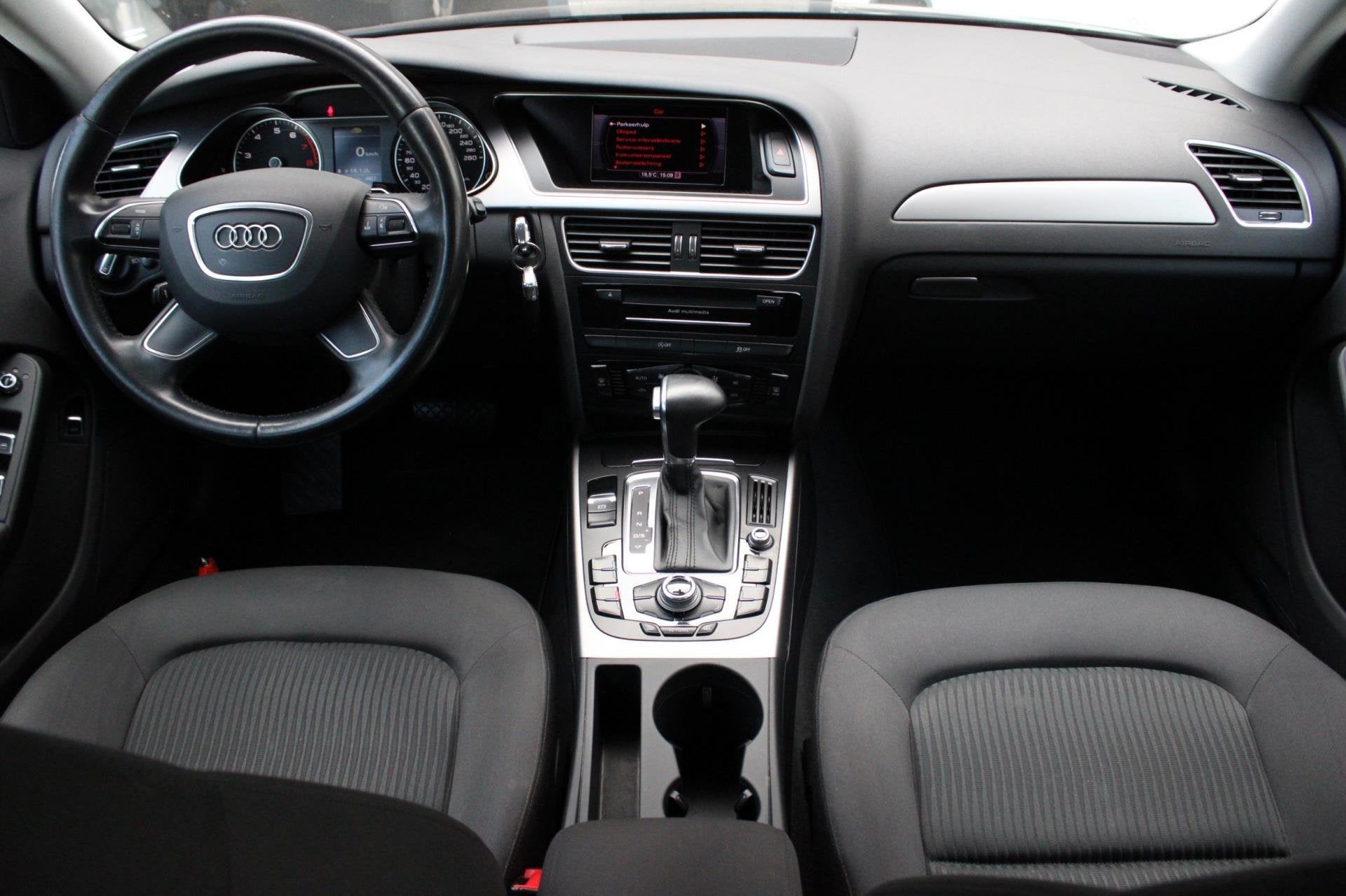 Audi A4 Limousine 1.8 TFSI AUT. I CRUISE I AFN. TREKH I NAVI, Auto's, Audi, Euro 5, Stof, Gebruikt, 4 cilinders