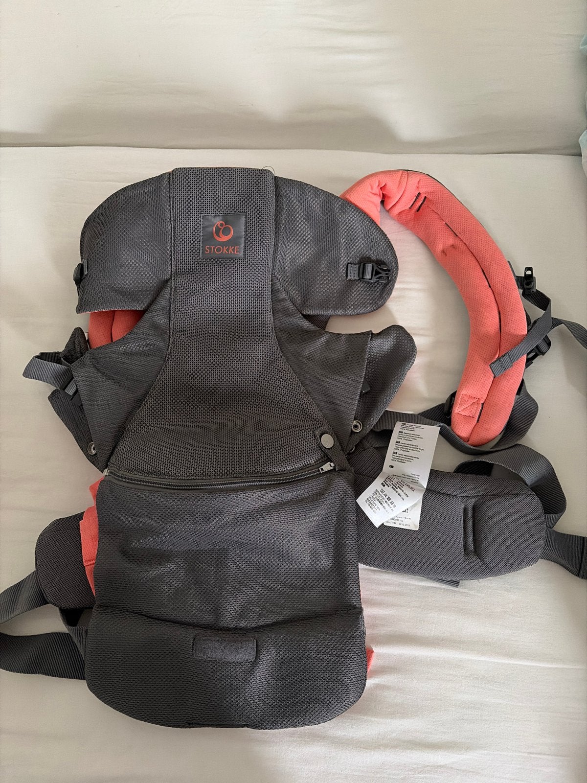 Stokke MyCarrier 3-in-1 Draagzak - Grijs/Koraal, Kinderen en Baby's, Babydragers en Draagdoeken, Gebruikt, Buik, Rug of Zij, Draagzak