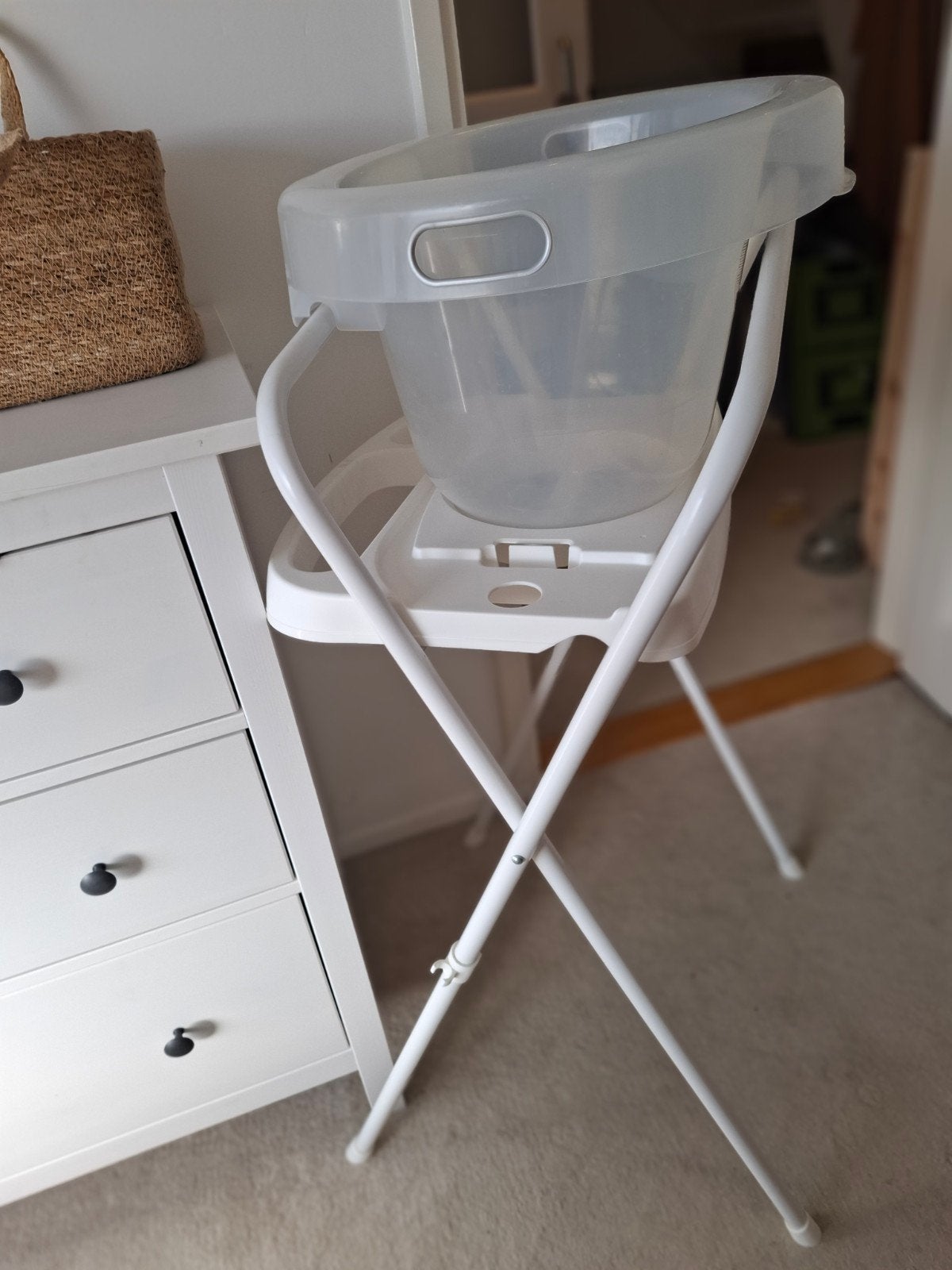 Tummy Tub Babybadje doorzichtig met witte standaard, Kinderen en Baby's, Badjes en Verzorging, Overige merken, Gebruikt, Tummy Tub