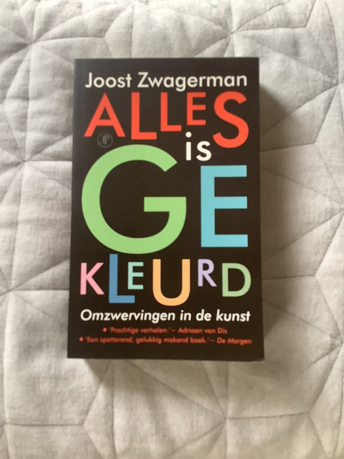 Alles is gekleurd, Ophalen of Verzenden, Zo goed als nieuw