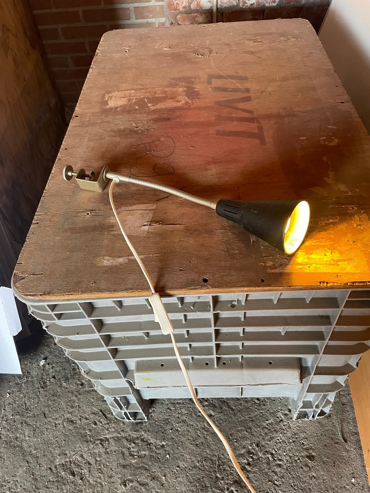 Moderne bureau tafellamp met klembevestiging, Bureaulamp, Gebruikt, Ophalen of Verzenden, Met stekker
