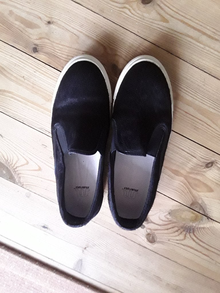 Maruti. instappers. zwarte vacht. maat 40/41, Kleding | Dames, Ophalen of Verzenden, Zo goed als nieuw, Maruti, Instappers
