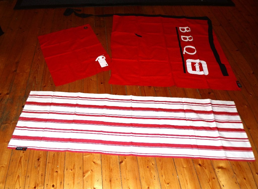 Nieuwe KOOK BBQ short met theedoek en tafelloper, Huis en Inrichting, Overige merken, Nieuw, Ophalen of Verzenden, Rood