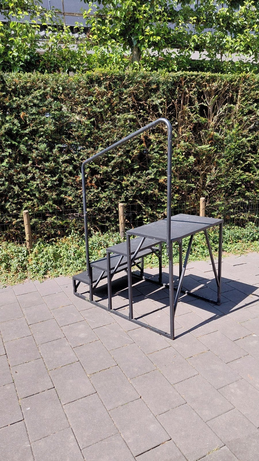 Stevige stalen trap met 4 treden en leuning, Doe-het-zelf en Verbouw, Ladders en Trappen, Ophalen, Zo goed als nieuw, Trap, Minder dan 2 meter