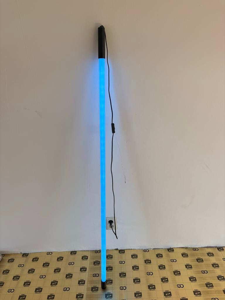 Blauwe neon lamp, Ophalen