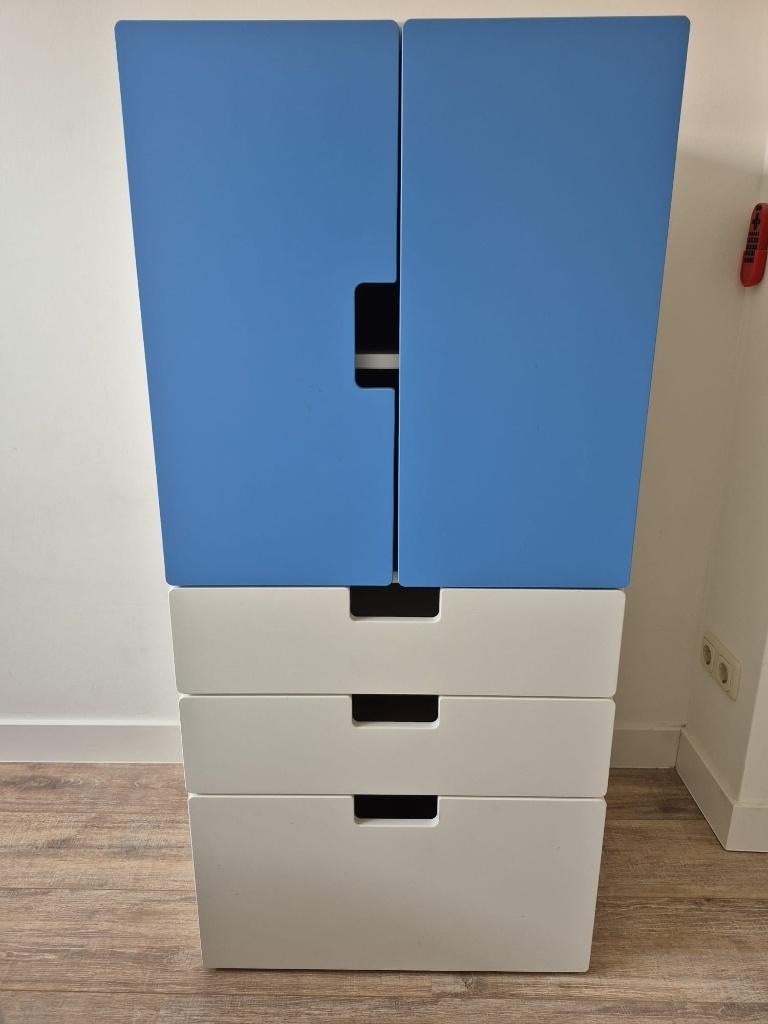 Ikea kast Stuva met blauwe deuren, Kinderen en Baby's, Kinderkamer | Overige Meubels, Gebruikt, Kast, Ophalen