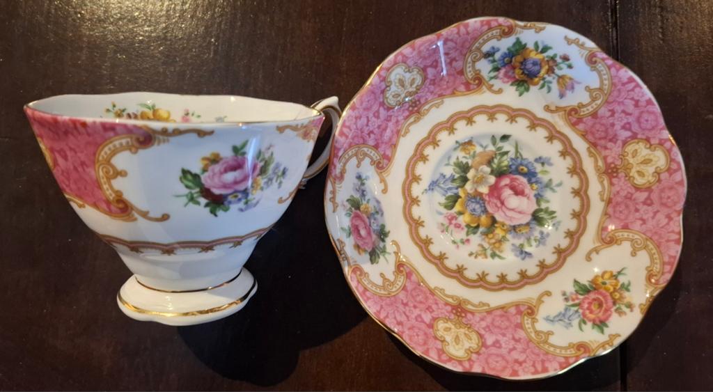 Royal Albert Lady Carlyle kop en schotel, Ophalen, Zo goed als nieuw, Porselein, Kop en/of schotel