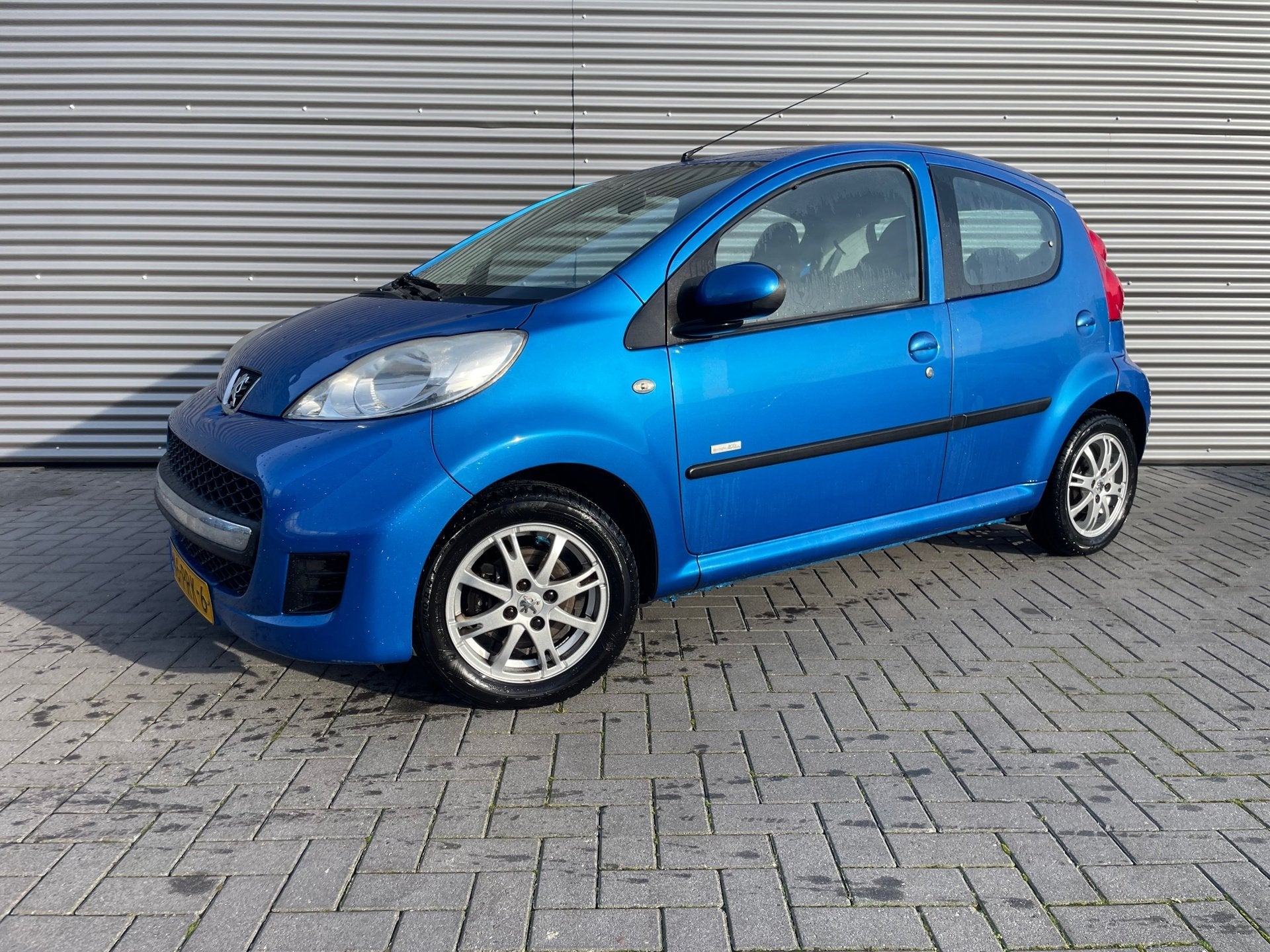 Peugeot 107 1.0-12V Millesim 200 2011 airco / lmv / toerente, Voorwielaandrijving, Stof, Gebruikt, Zwart
