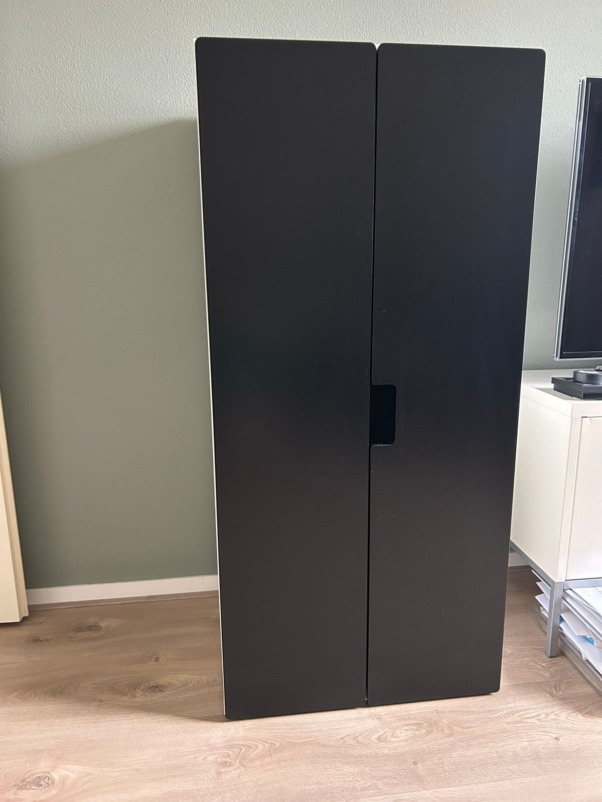Te koop: zwart witte kast Ikea Stuva, 60cm diep, 123cm hoog, Ophalen, 50 tot 100 cm, Zo goed als nieuw, 150 tot 200 cm