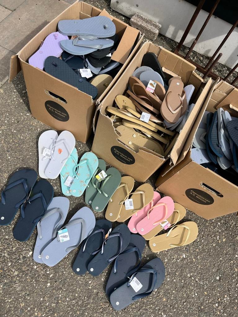 Partij van 100 paar nieuwe slippers, diverse maten (36-45), Ophalen of Verzenden, Nieuw, Overige kleuren, Slippers