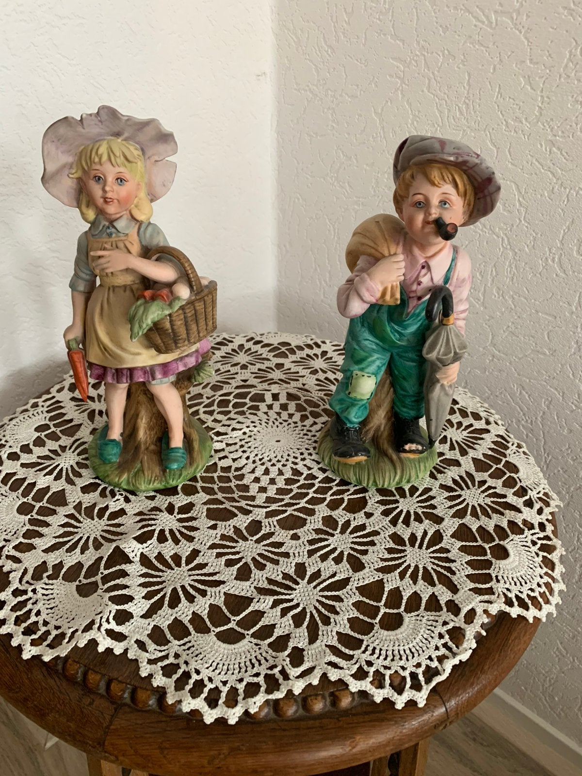 Twee stenen beeldjes jongen en meisje, Antiek en Kunst, Ophalen of Verzenden