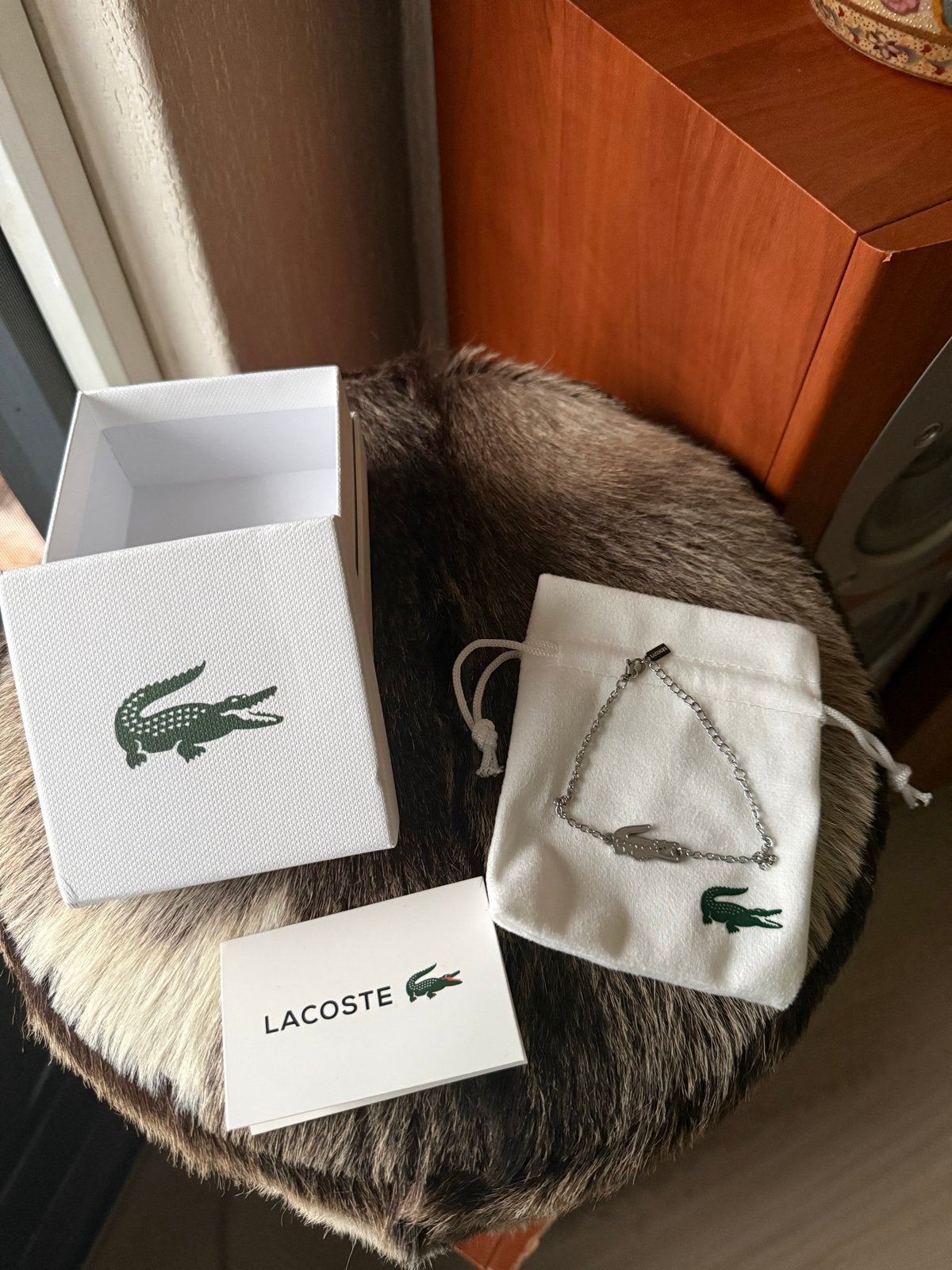 Nieuw Lacoste armbandje met krokodil logo, Sieraden, Tassen en Uiterlijk, Armbanden, Nieuw, Staal, Zilver, Met strass, Ophalen of Verzenden