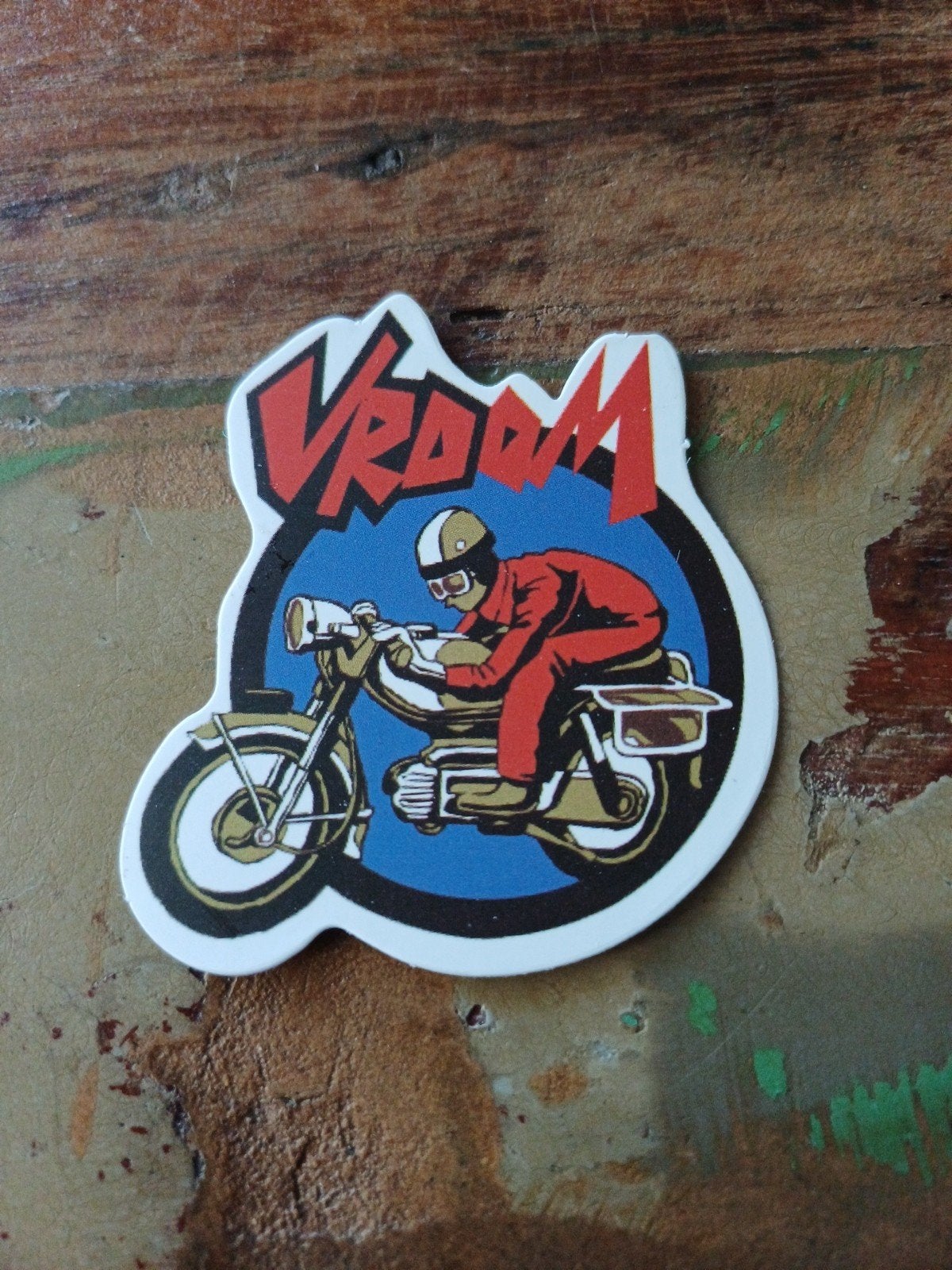 Retro Vintage Sticker "Vroom" Motorrijder Rood Pak, Ophalen of Verzenden, Nieuw, Sticker