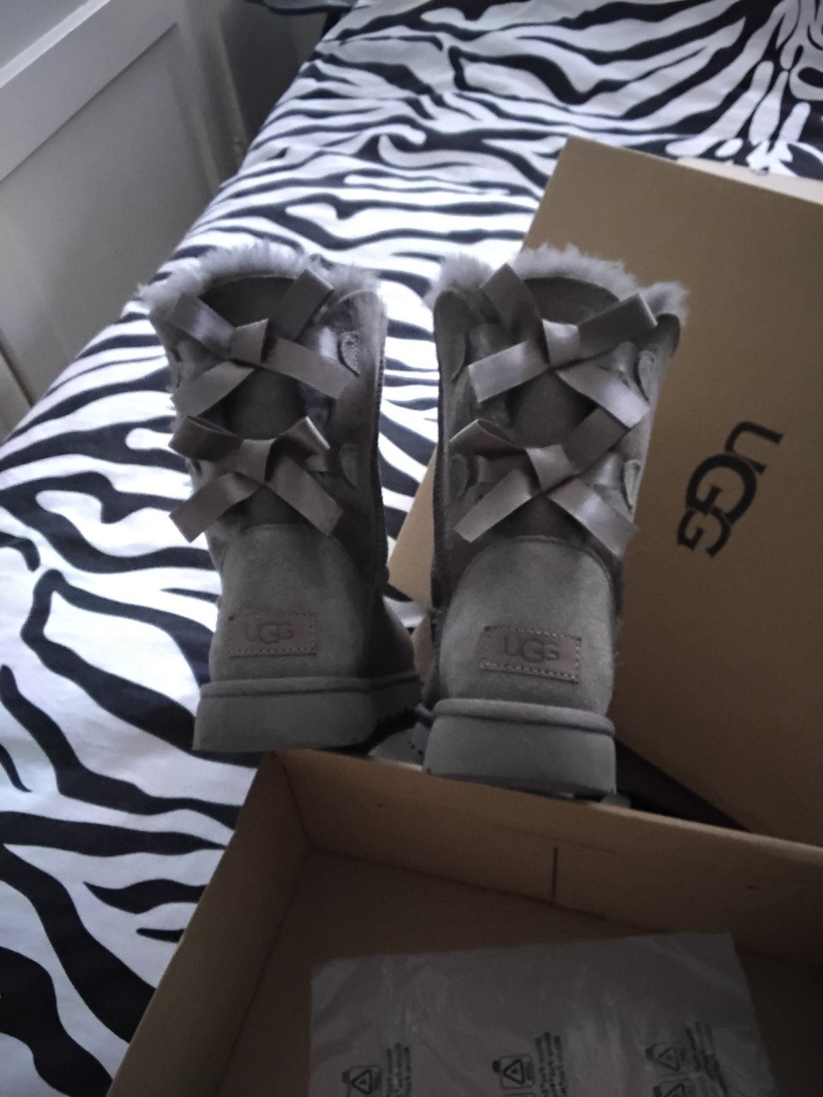 UGG laarsjes met strikjes, UGG, Lage of Enkellaarzen, Ophalen of Verzenden, Zo goed als nieuw