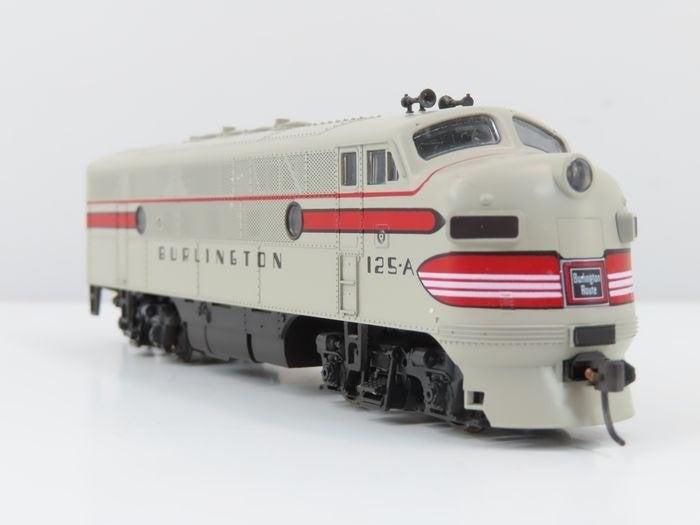 KATO CB&Q F3A loc 125A bijna nieuwstaat, Hobby en Vrije tijd, Modeltreinen | H0, Overige merken, Ophalen of Verzenden, Zo goed als nieuw