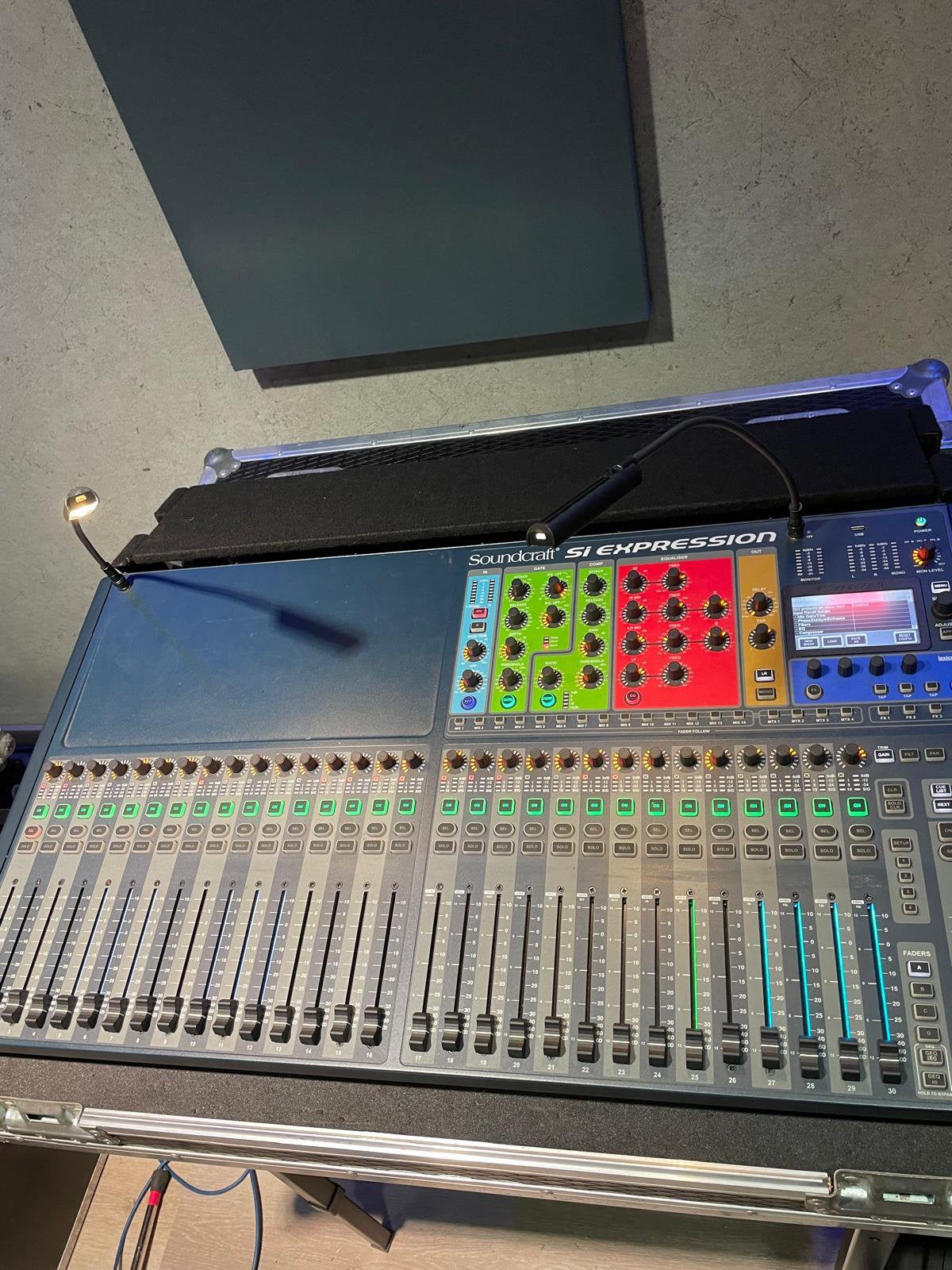 Soundcraft expression 3 in flightcase, Muziek en Instrumenten, Mengpanelen, Ophalen, Gebruikt, 20 kanalen of meer