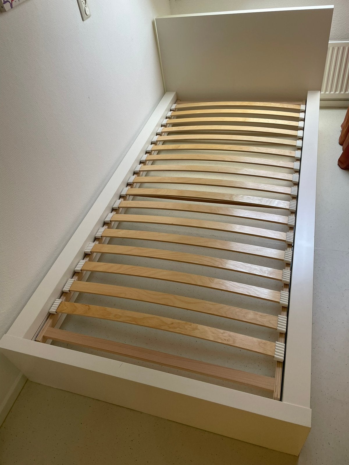 Wit eenpersoonsbedframe met lattenbodem, Huis en Inrichting, Ophalen, Gebruikt, 90 cm, Eenpersoons