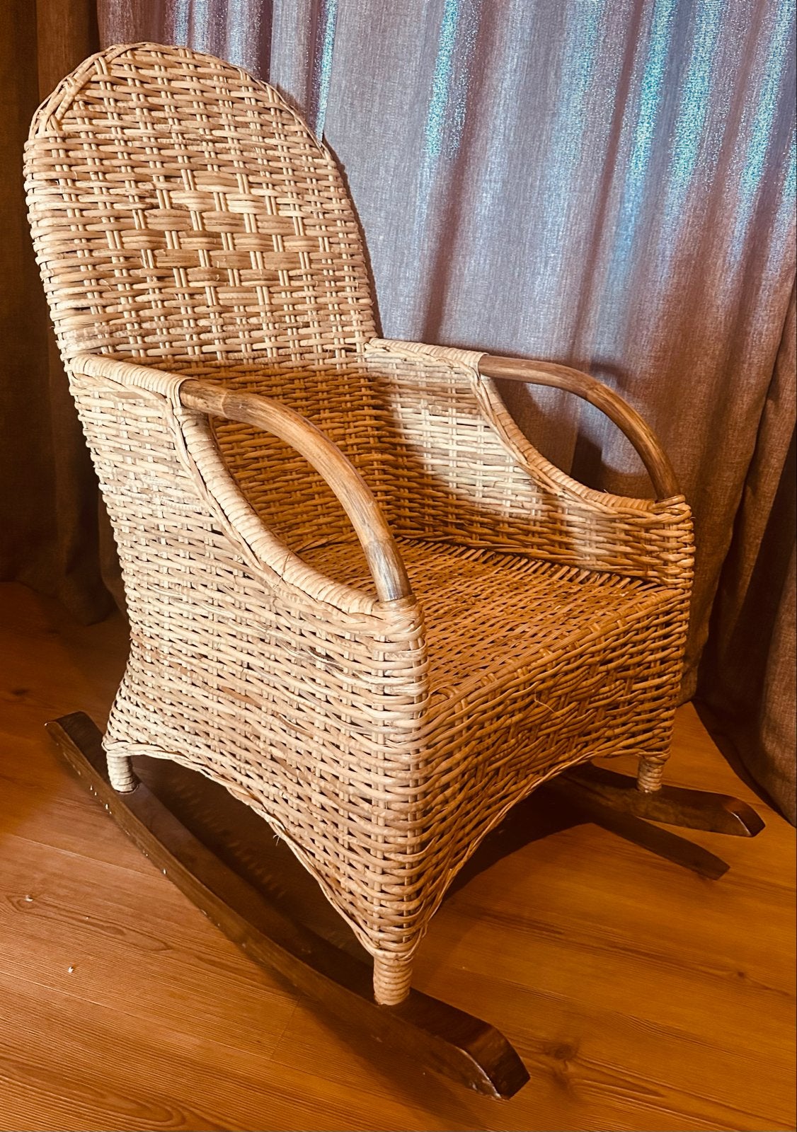 Vintage rotan schommelstoel - Comfortabel en stijlvol, Huis en Inrichting, Stoelen, Ophalen, Gebruikt, Bruin, Riet of Rotan