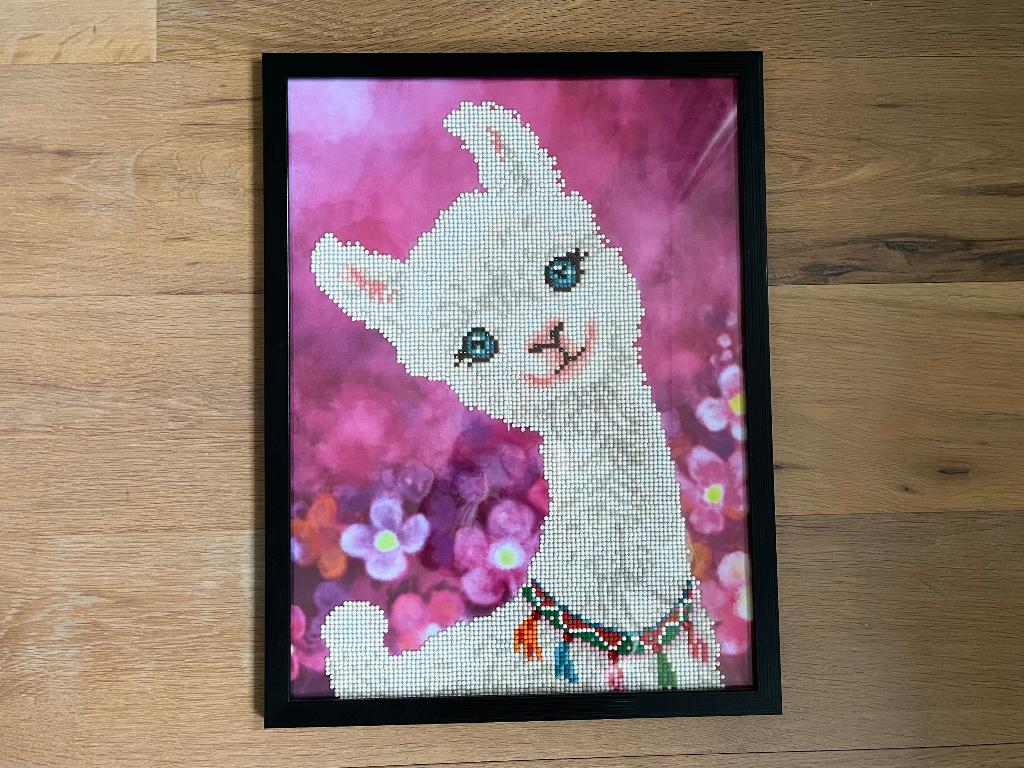 Diamond Painting Alpaca roze - met zwarte lijst 32 x 42 cm, Kinderen en Baby's, Kinderkamer | Inrichting en Decoratie, Ophalen of Verzenden