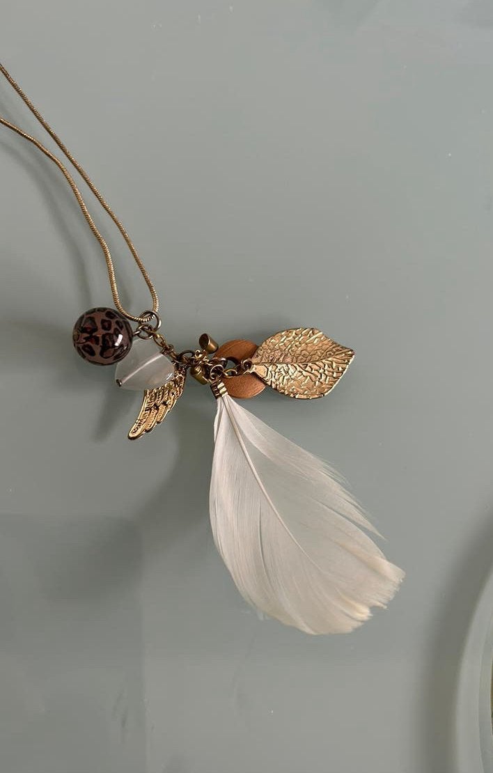 Gouden ketting met veer en bedels, Ophalen of Verzenden, Zo goed als nieuw, Goud, Overige materialen
