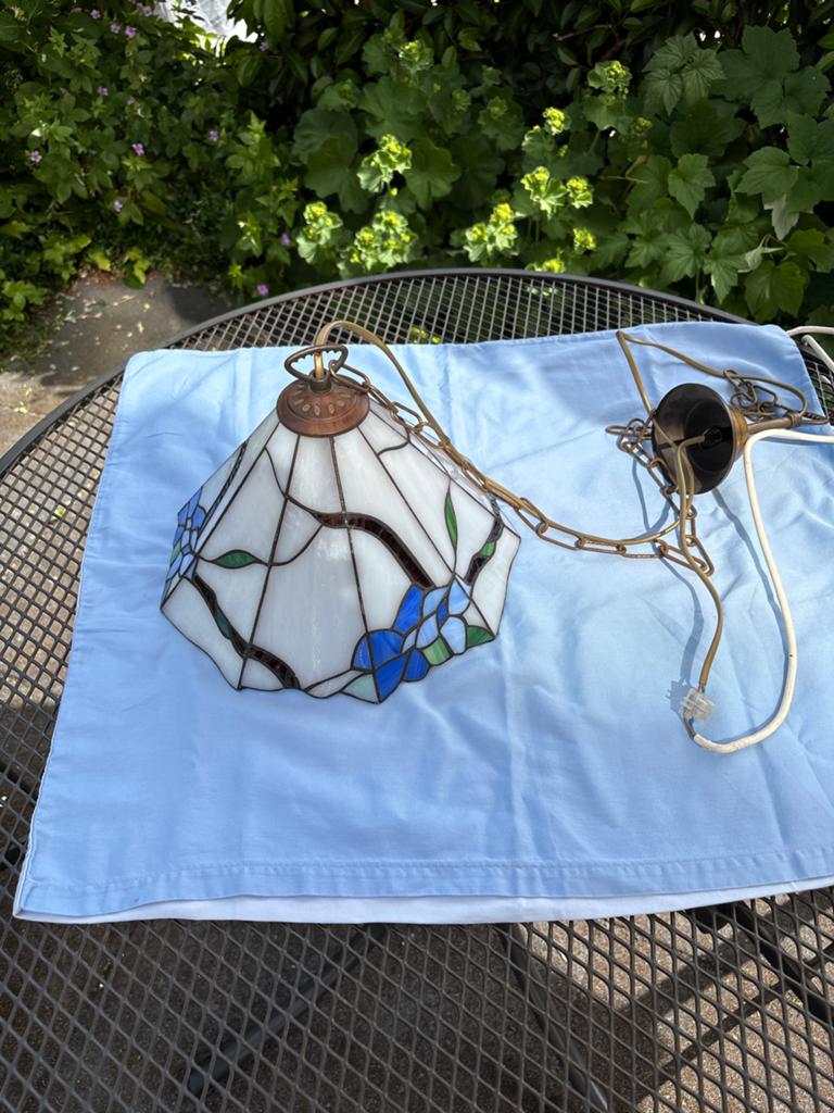 Tiffany stijl hanglamp met blauwe bloemen, Huis en Inrichting, Lampen | Hanglampen, Gebruikt, Ophalen of Verzenden, Glas, Tiffany