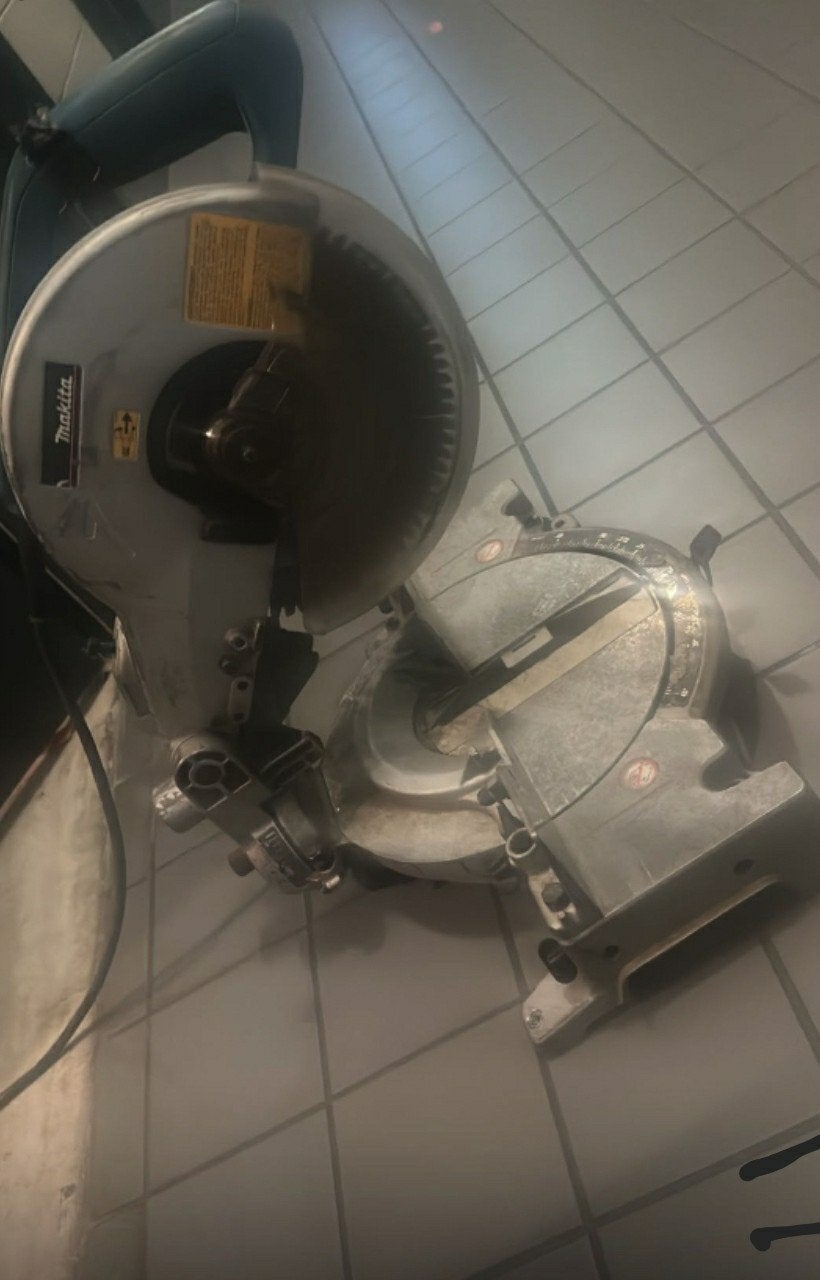 Makita Afkortzaag - Krachtige en Betrouwbare Zaag, Gebruikt, 70 mm of meer, Ophalen of Verzenden, Makita